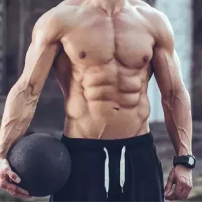 Brûlez vos graisses et atomisez vos abdos avec ce workout spécial médecine ball !