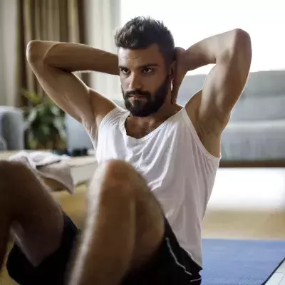 Homme faisant du sport à la maison