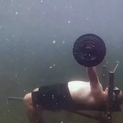 Il bat le record du monde de développé couché... sous l'eau !