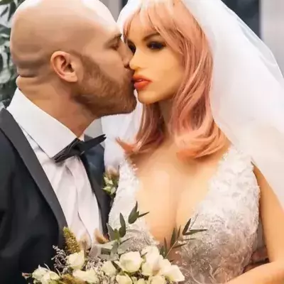 Un bodybuilder se marie avec sa poupée gonflable