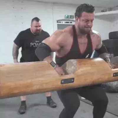 Un énorme bodybuilder défie The Beast dans un entraînement Strongman !