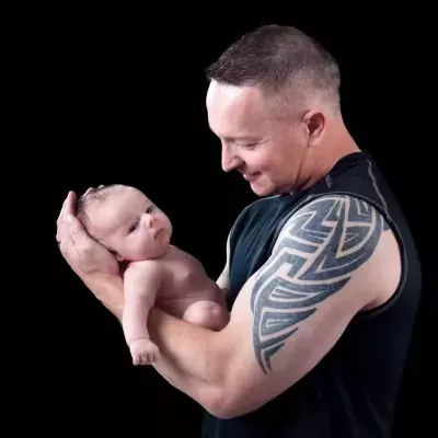 Un papa bodybuilder inflige un régime draconien à son bébé et fait enrager les internautes