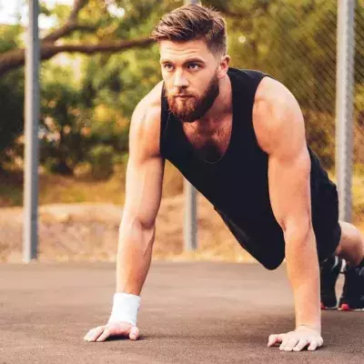 Un sportif en position de pompe