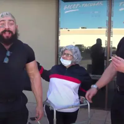 Une bodybuildeuse pro se déguise en mamie et surprend toute la salle