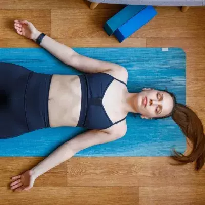 Posture typique du yoga Nidra. 