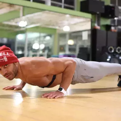 Un pratiquant de musculation réalisant une pompe