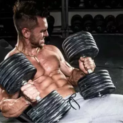 5 exercices pour vous bâtir les pecs avec des haltères