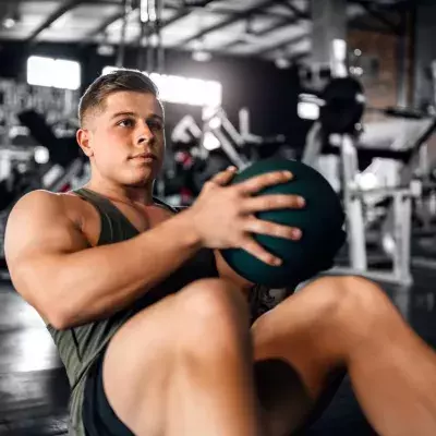 Abdominaux avec poids : comment charger les abdos en muscu