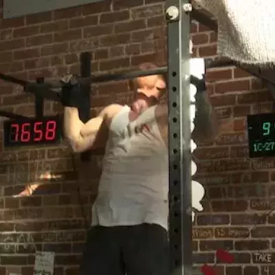 Brandon Tucker a battu le record des tractions avec 7 715 tractions en 24h