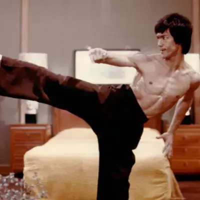 Bruce Lee pratiquait la musculation à côté des arts martiaux. 
