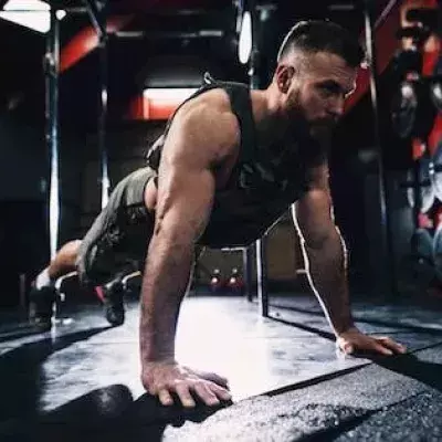 Cet entraînement cardio avec gilet lesté vous poussera dans vos retranchements !