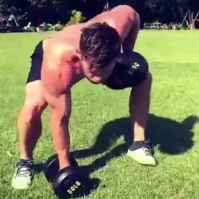 Chris Hemsworth s'explose avec un circuit de training full dumb-bell