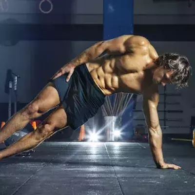 Comment travailler les abdominaux et les quadriceps grâce à un seul exercice de gainage