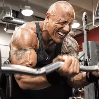 La routine d'entraînement des bras impressionnants de Dwayne Johnson