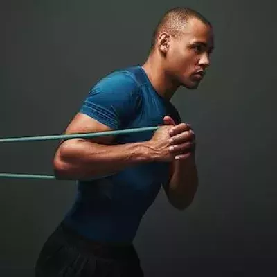 L'élastique, l'accessoire parfait pour travailler tous les muscles du corps