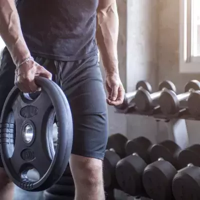 L'erreur classique que vous faites tous pendant vos temps de repos en salle de sport