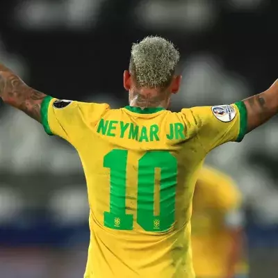 Neymar démonte un jeune qui lui met un petit pont à l'entraînement