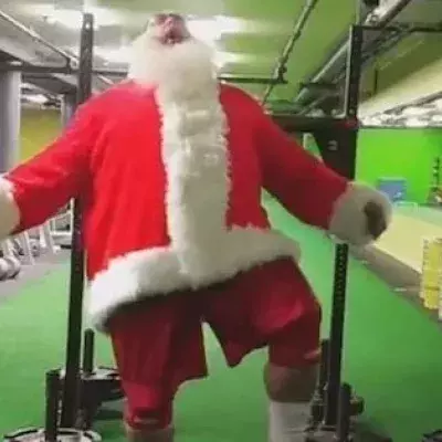 Quand le Père Noël s'entraîne ça envoie du lourd !