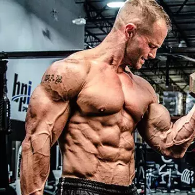 Se tailler des épaules en béton avec ce programme de bodybuildeur