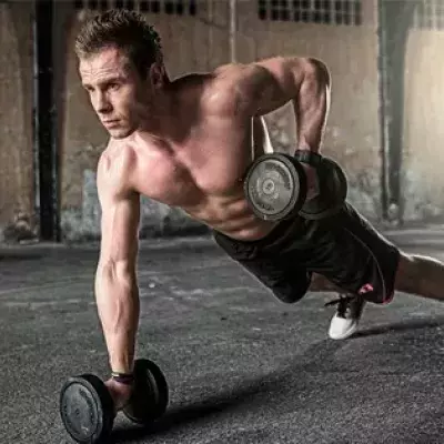 Un workout complet avec seulement deux haltères à faire chez soi. Pour les jours de flemme.