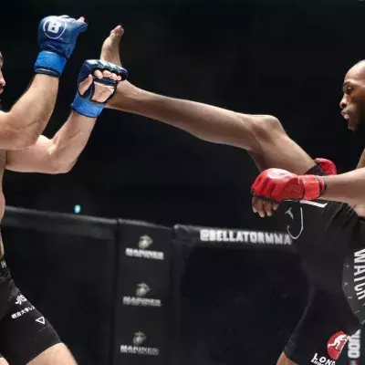 Bellator 258 : Michael Page brise en deux le nez de Derek Anderson sur un violent coup de pied 