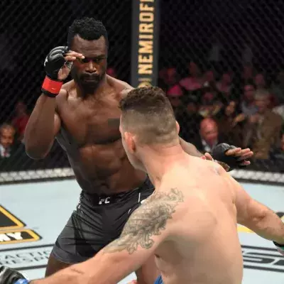 Chris Weidman et Uriah Hall lors de l'UFC 261