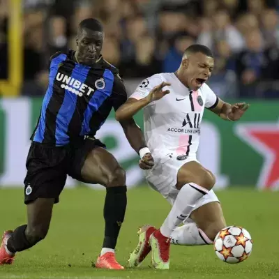 Mbappé blessé suite à un duel avec Nsoki. 