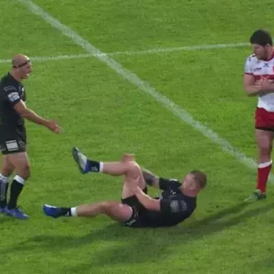 Un rugbyman se déboite le genou en plein match et réagit comme un guerrier