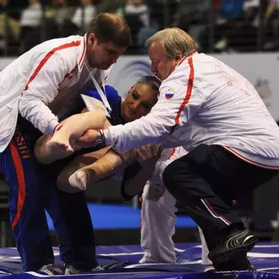 Une jeune gymnaste américaine se brise les deux jambes en pleine compétition