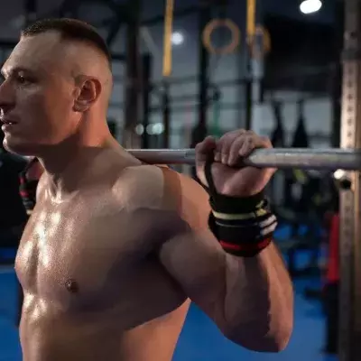 Yaroslav Radashkevich, weightlifter russe, se brise la jambe en tentant de soulever 250 kilos 