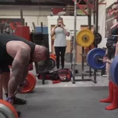 Rhianon Lovelace n'a fait qu'une bouchée d'Eddie Hall dans un concours de deadlift