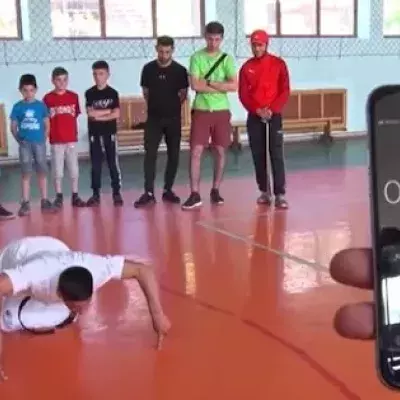 Un Arménien pulvérise le record du monde de pompes à deux doigts !