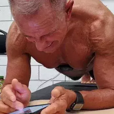 Un homme de 62 ans bat le record du monde de gainage avec un temps monstrueux !