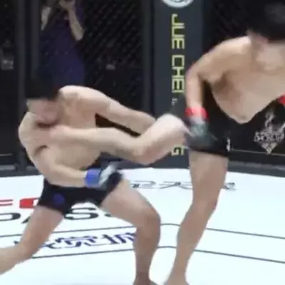 Aerdake Apaer a envoyé au tapis Guoxu Yang en seulement 28 secondes. 