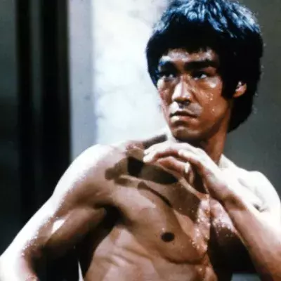 Bruce Lee était spécialiste de Kung-fu et de Jeet kune do. 