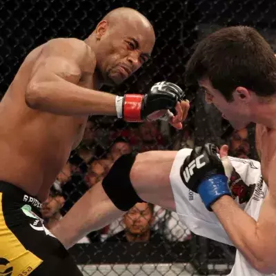 Chael Sonnen face à Anderson Silva lors de l'UFC 117. 