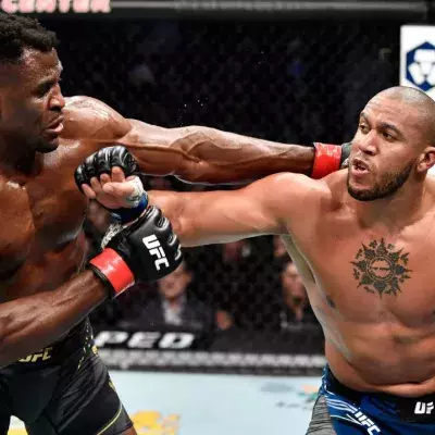Ciryl Gane et Francis Ngannou lors de leur combat à l'UFC 270. 