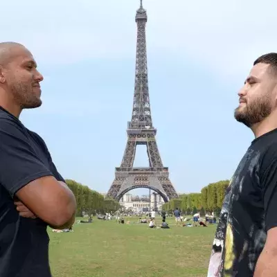 Ciryl Gane et Tai Tuivasa devant la Tour Eiffel. 