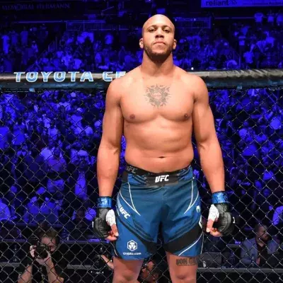Ciryl Gane faisait du football avant de se lancer dans les sports de combat. 