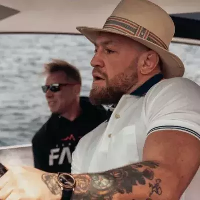 Conor McGregor au volant de son yacht Lamborghini. 