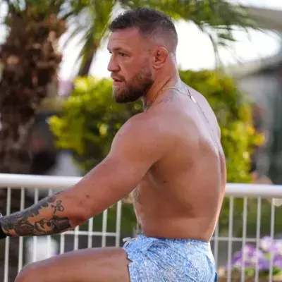 Conor McGregor a été percuté par une voiture alors qu'il se trouvait à vélo. 