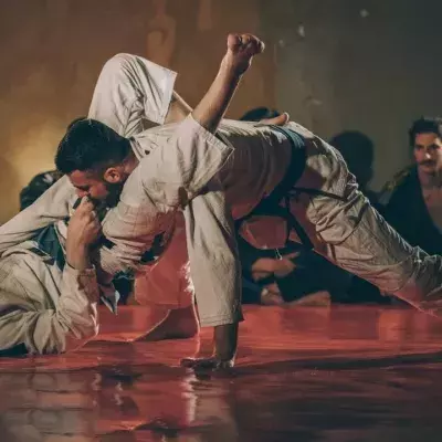 Deux pratiquants de jiu-jitsu lors d'un combat 