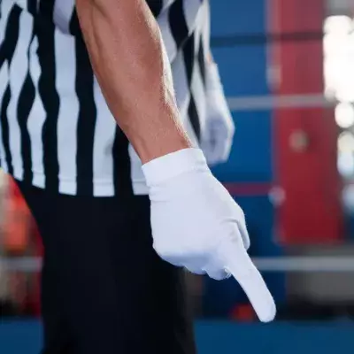 En Russie, des fans de MMA attaquent violemment l'arbitre d'un combat