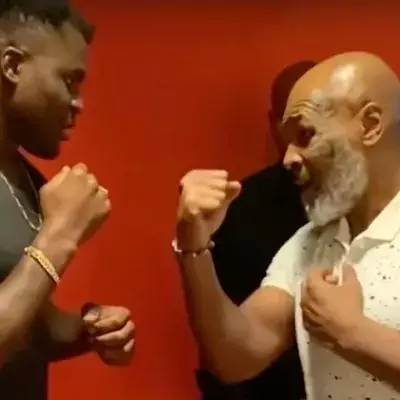 Francis Ngannou en compagnie de Mike Tyson lors d'une leçon de boxe privilégiée. 