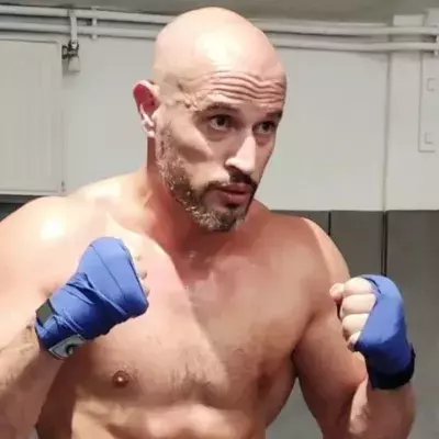 Gregory Bouchelaghem est un ancien combattant de professionnel e MMA français. 