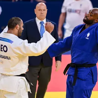Guram Tushishvili  et Teddy Riner en pleine explication après leur combat ce vendredi 2 août 2024.