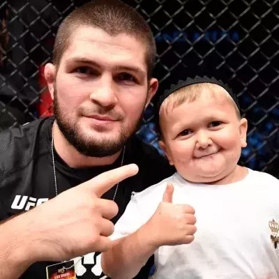 Hasbulla Magomedov et Khabib Nurmagomedov à l'UFC 267. 