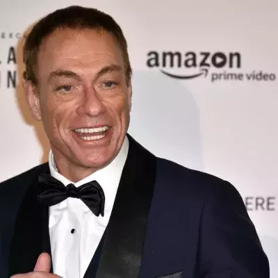 Jean-Claude Van Damme possède une ceinture noire de karaté. 