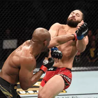 Kamaru Usman et Jorge Masvidal lors de l'UFC 261