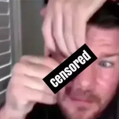 Michael Bisping joue avec son oeil de verre dans son podcast Believe You Me
